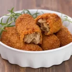 Receitas Ninja - RECEITA DE CROQUETE DE CARNE MOÍDA croquetes-de-carne-no-prato-branco-em-madeira-marrom_97862-1658