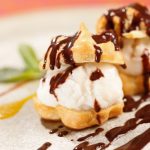 carolina-com-sorvete-e-calda-de-chocolate