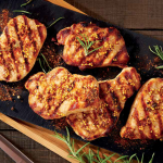 costelas-de-porco-marinadas-com-pimentas-e-cebolas-grelhadas