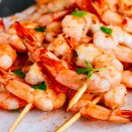 Espetinhos de camarão com lemon pepper espetinhos-de-camarao-com-lemon-pepper