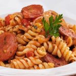 macarrao-ao-molho-de-calabresa