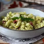 Macarrão ao Pesto com Tomate Seco macarrao-ao-pesto-com-tomate-seco