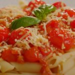 macarrao-com-tomate-cereja-e-manjericao