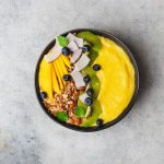 tigela-de-smoothie-de-coco-e-manga